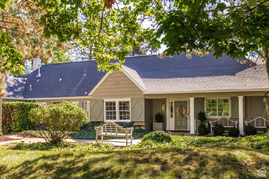 View of front of house with a front yard