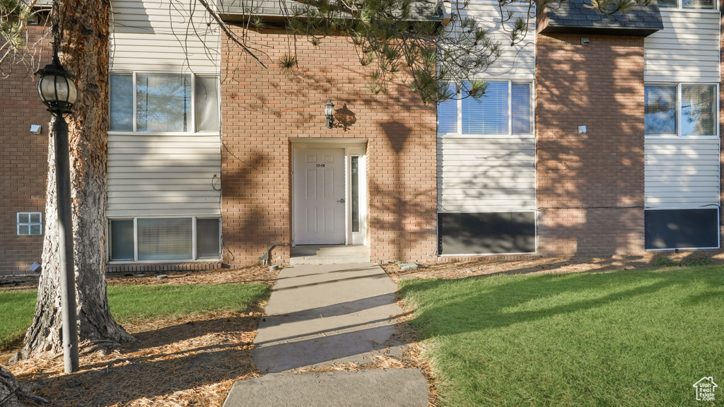 Entrance to property with a yard