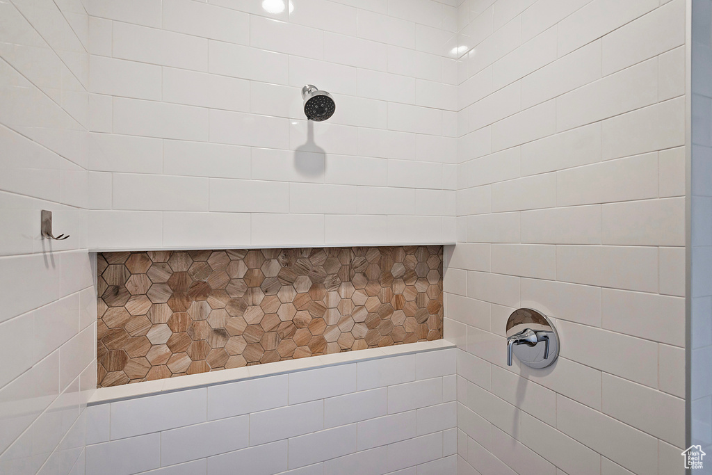 Room details featuring a tile shower