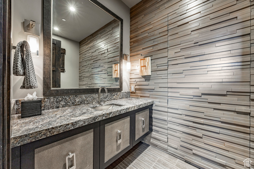 Bathroom with vanity, recessed lighting, and decorative backsplash