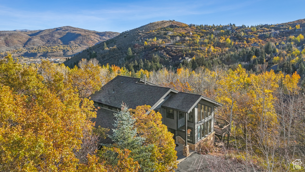 Bird\'s eye view with a mountain view