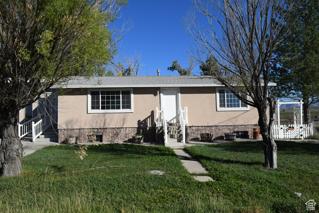 View of front of home featuring a front lawn