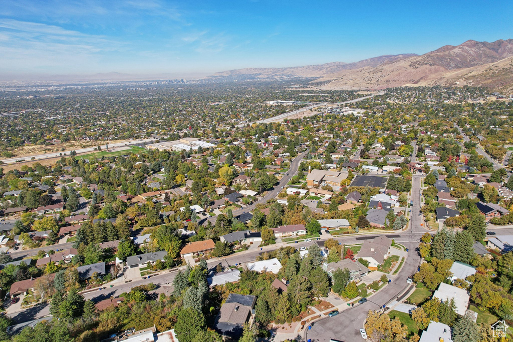 Birds eye view of property featuring a mountain view