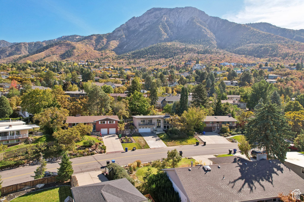 Bird\'s eye view with a mountain view