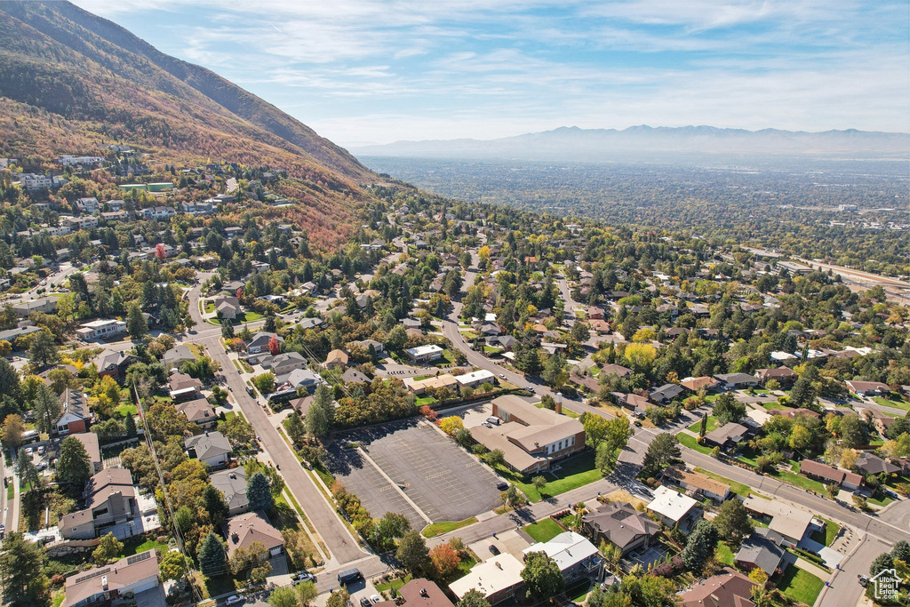 Aerial view with a mountain view