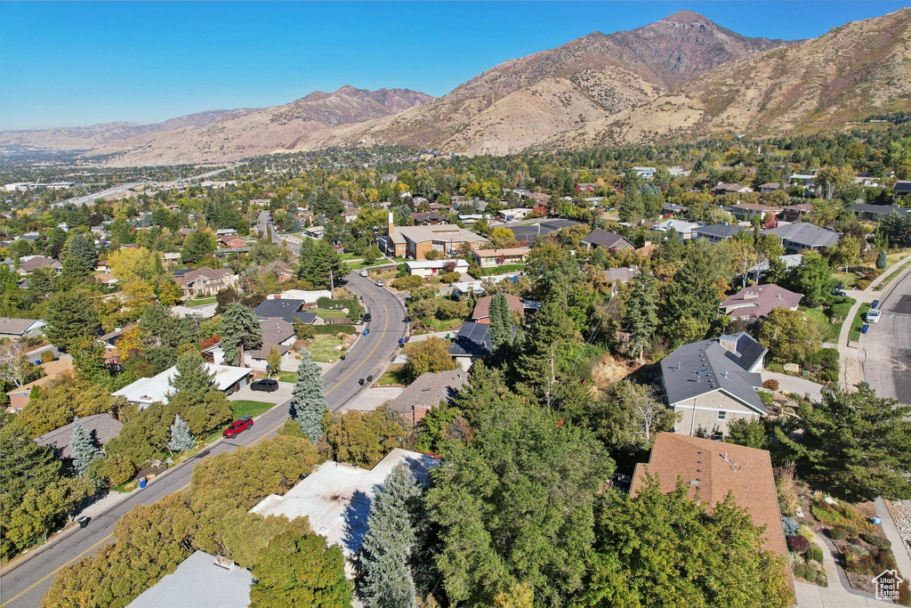 Bird\'s eye view with a mountain view