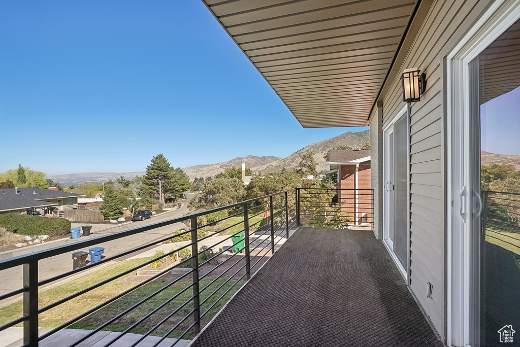 Balcony featuring a mountain view