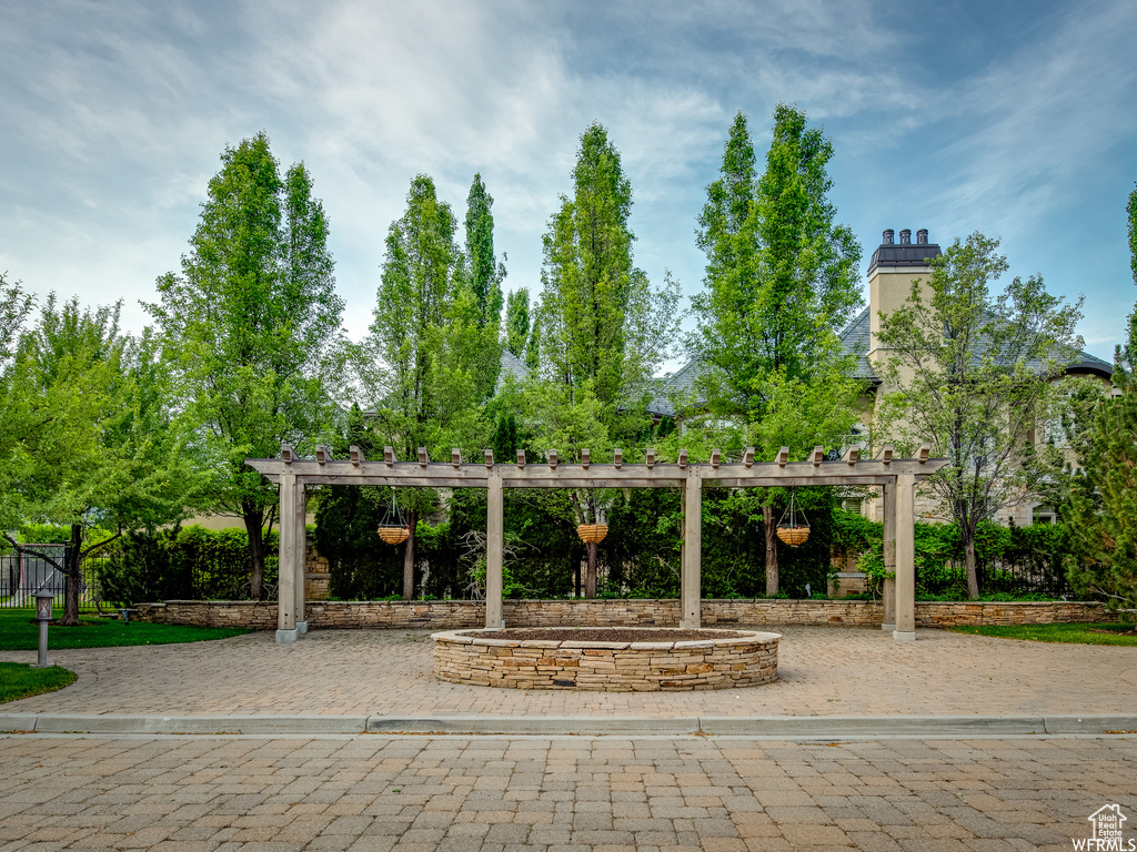 Surrounding community with a pergola