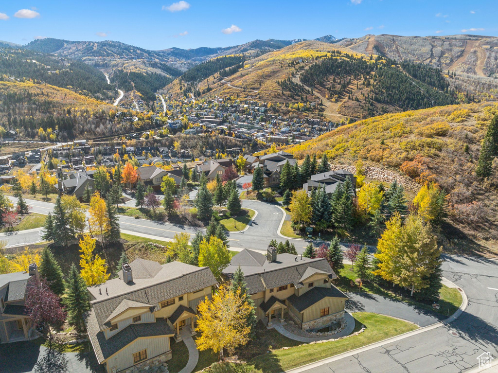 Birds eye view of property featuring a mountain view