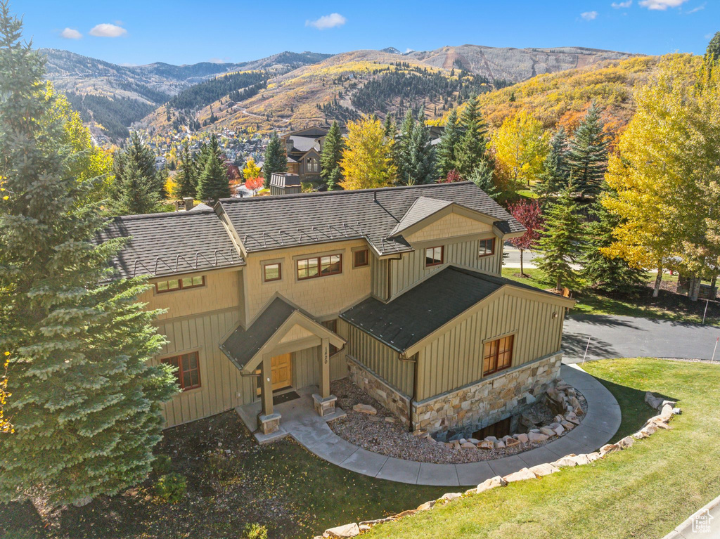 Bird's eye view with a mountain view