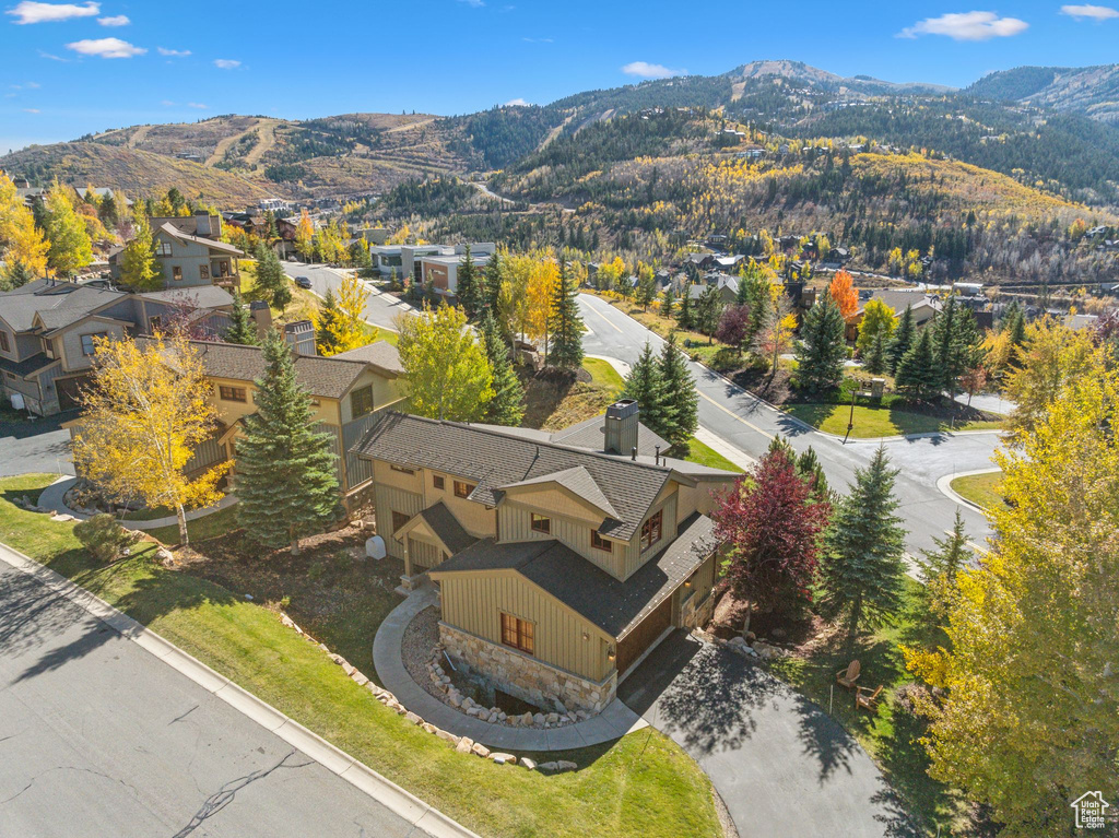 Drone / aerial view featuring a mountain view