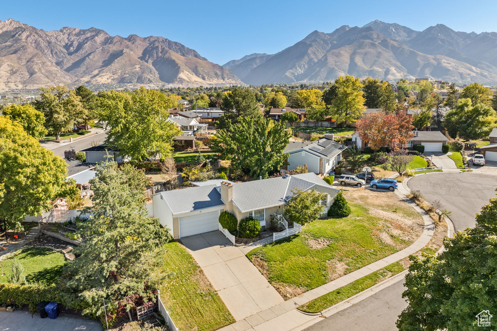 Drone / aerial view featuring a mountain view