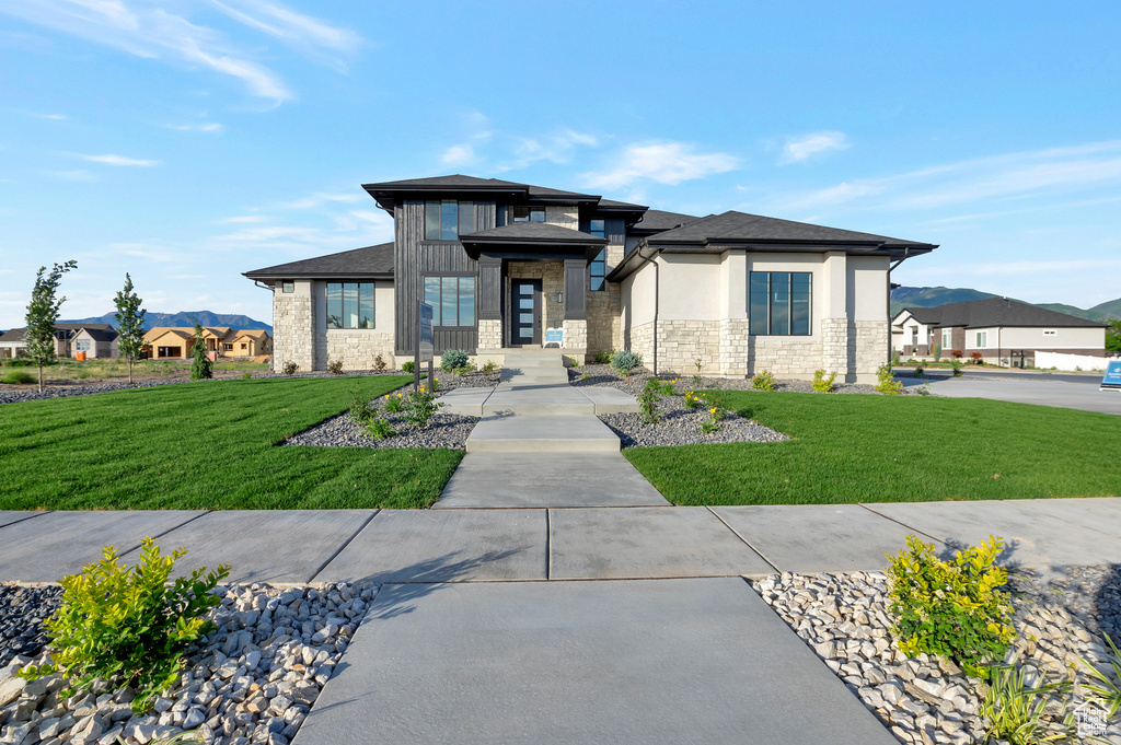 Prairie-style home with a front yard