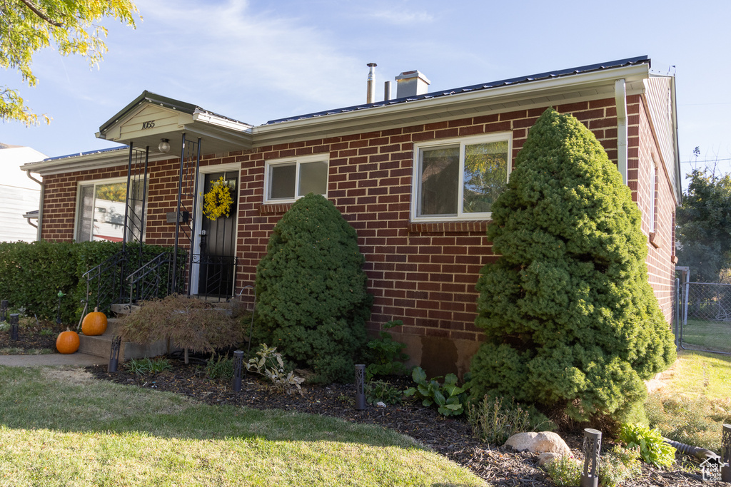 View of front facade featuring a front yard