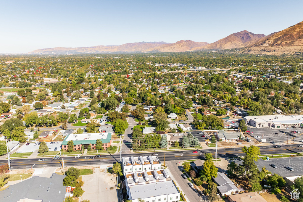 Aerial view with a mountain view