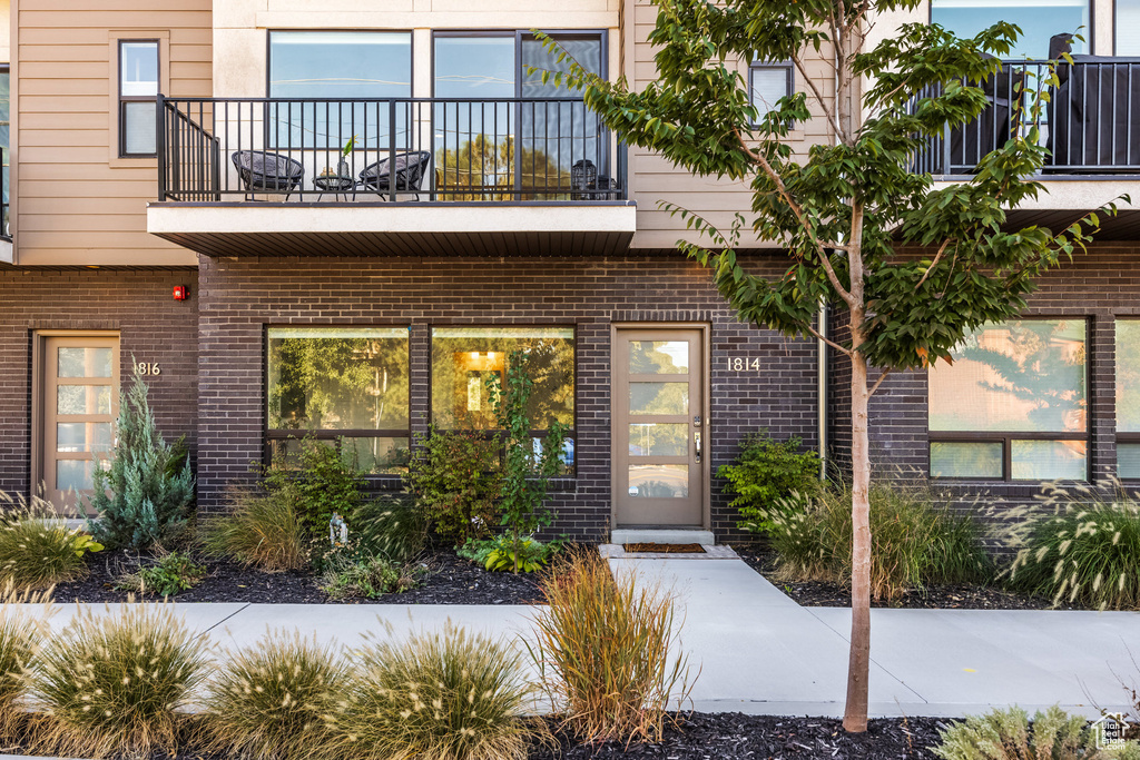 Entrance to property with a balcony