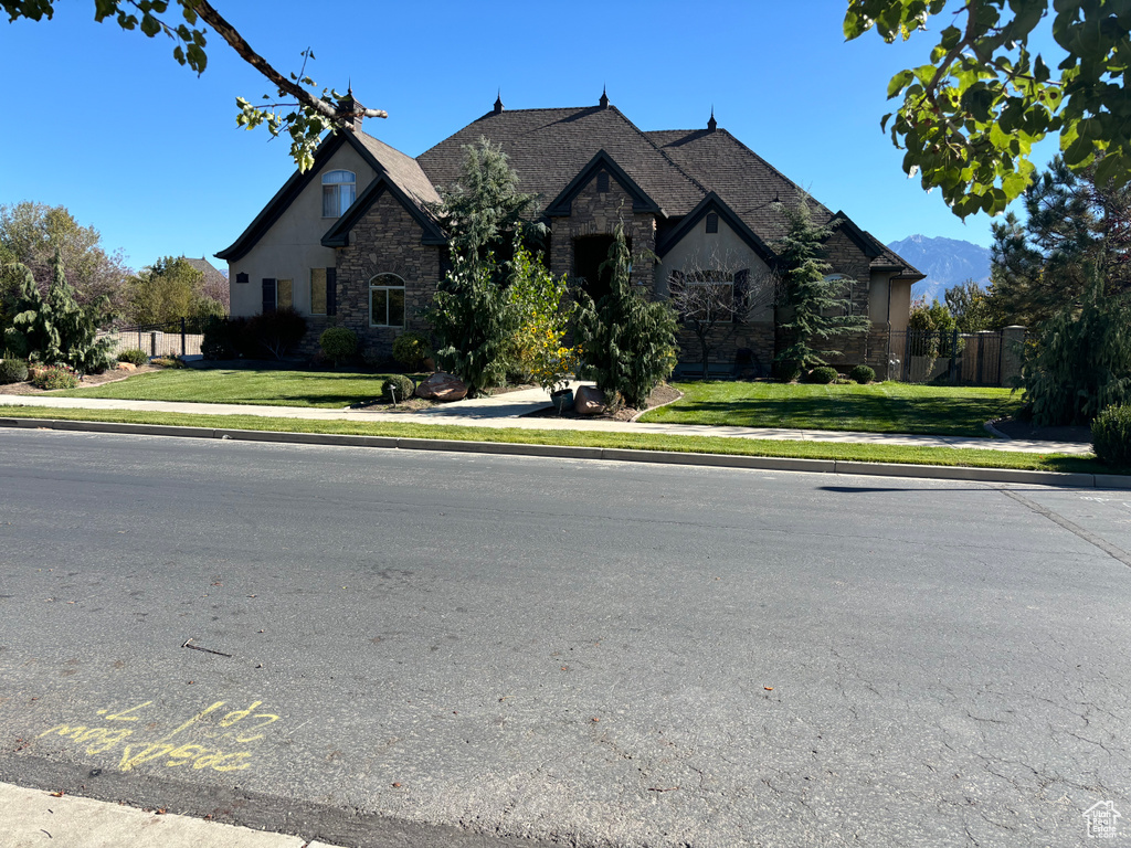 View of front facade featuring a front yard