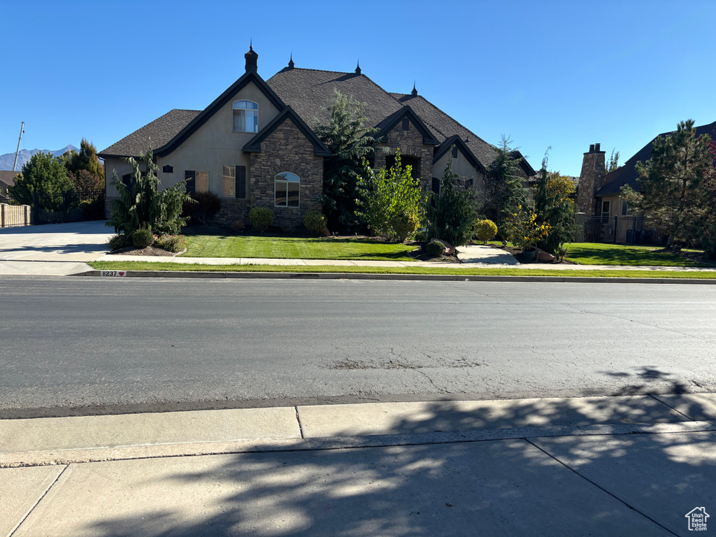 View of front facade featuring a front yard