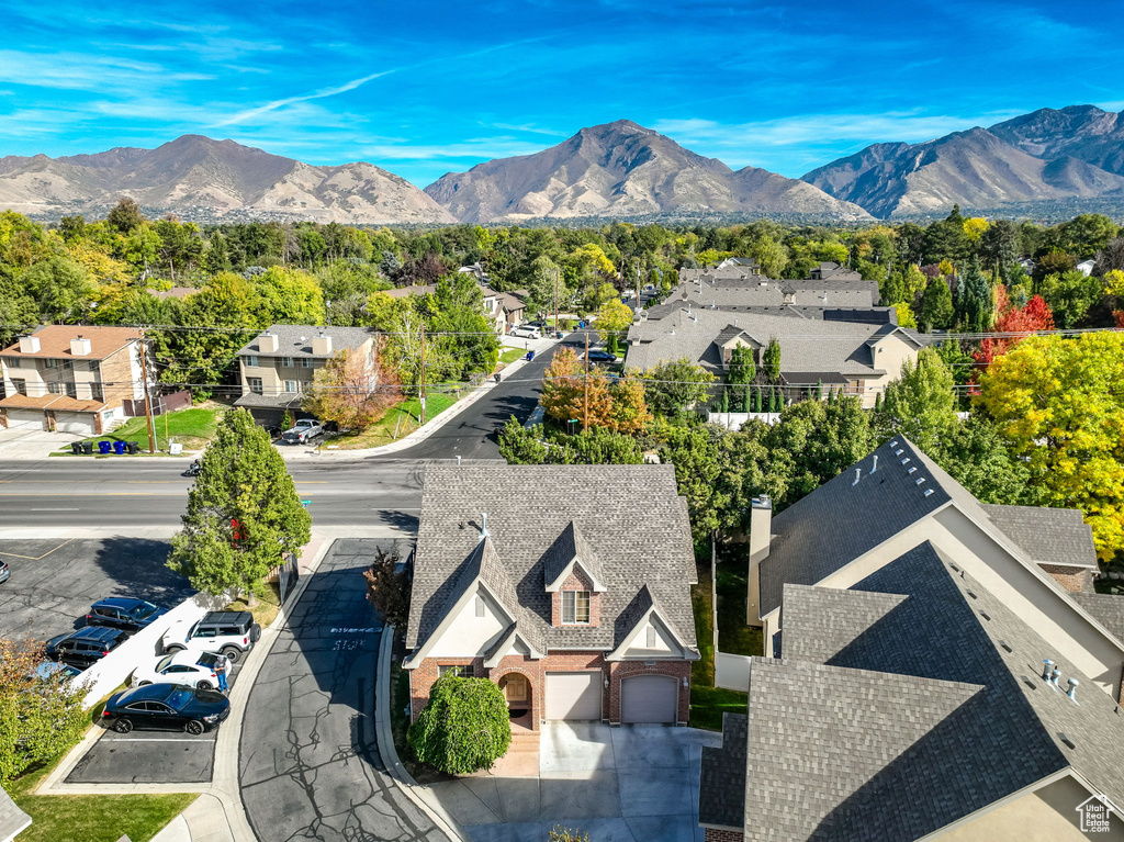 Birds eye view of property featuring a mountain view