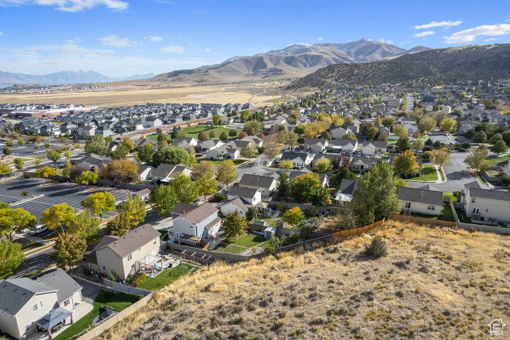 Aerial view with a mountain view