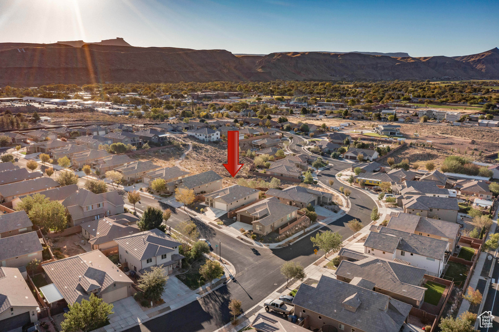 Bird\'s eye view with a mountain view