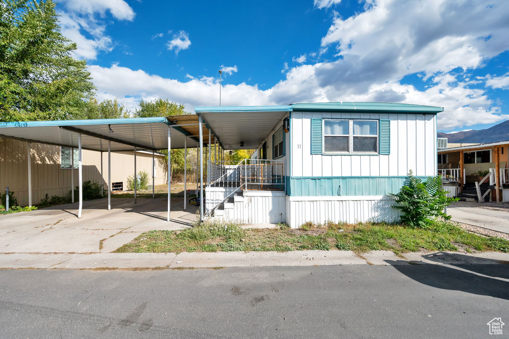 Manufactured / mobile home with a carport