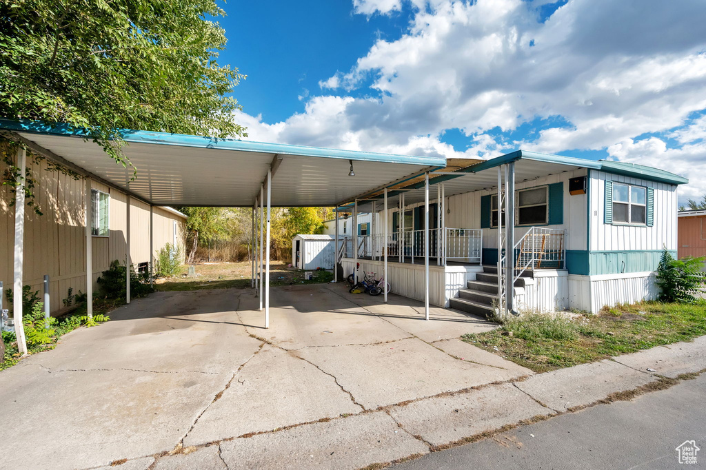 Manufactured / mobile home with covered porch