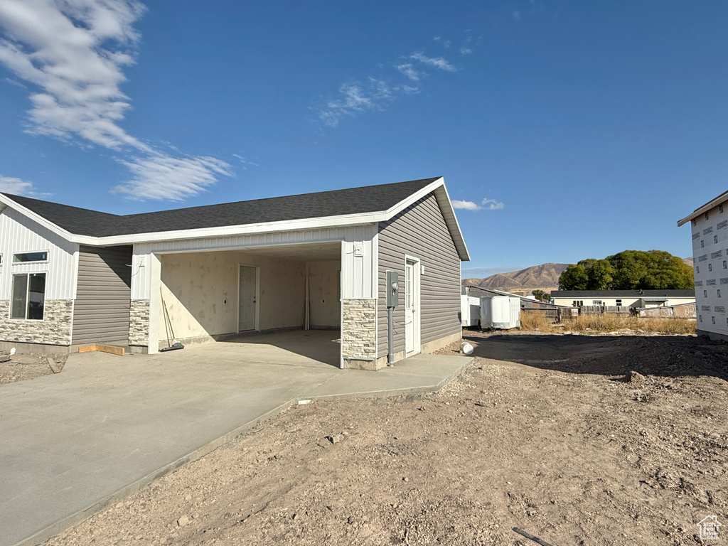 Garage with a mountain view and a carport