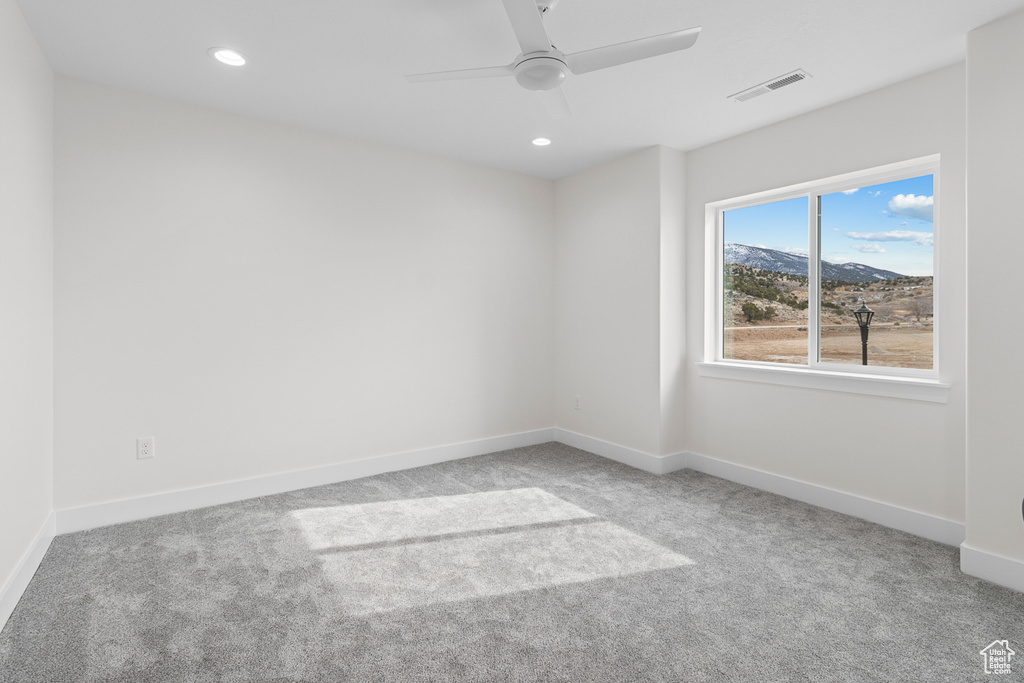 Unfurnished room featuring baseboards, visible vents, ceiling fan, carpet floors, and recessed lighting