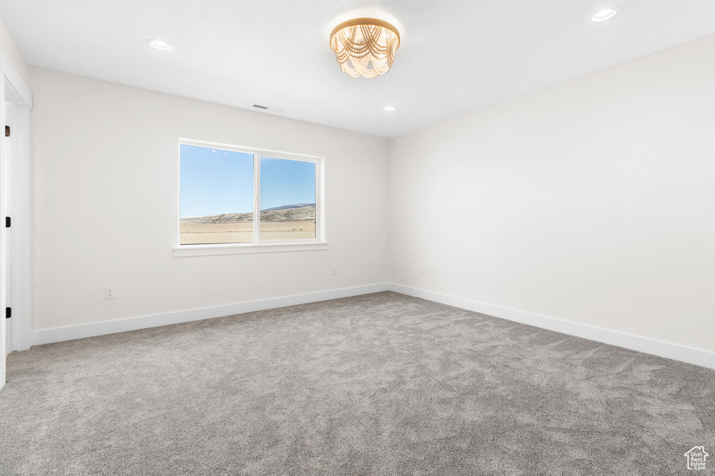 Spare room with carpet floors, visible vents, and recessed lighting