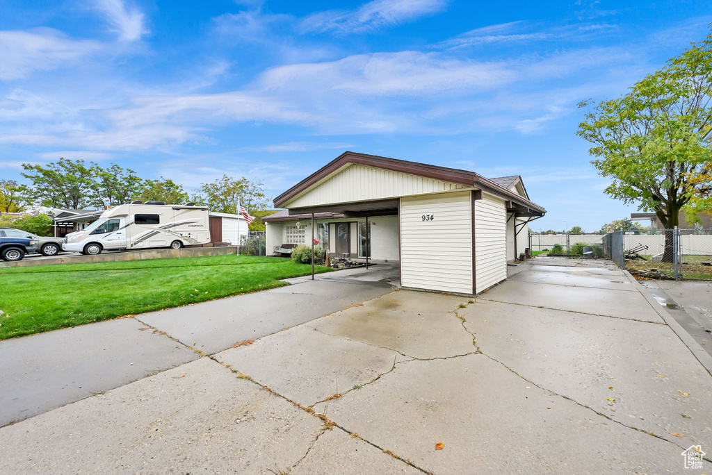 View of front of home featuring a front yard