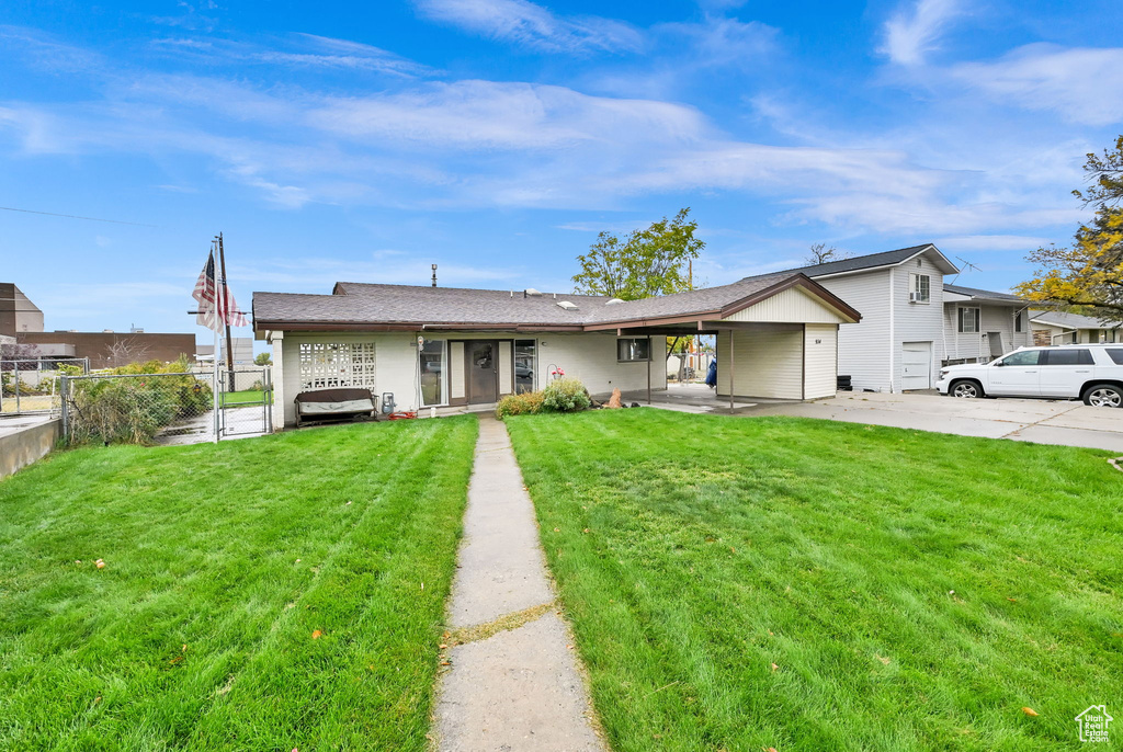 Ranch-style house featuring a front yard