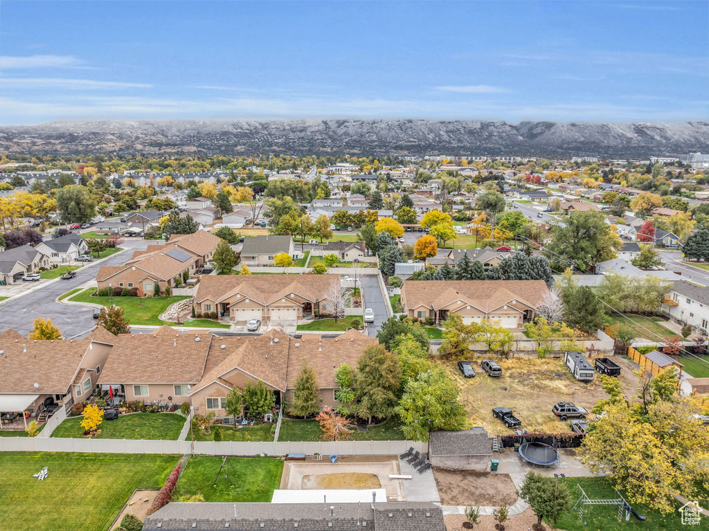 Bird\\\'s eye view featuring a mountain view