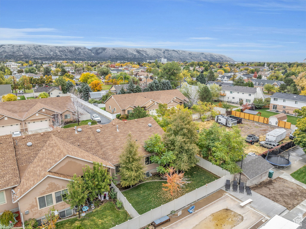 Bird\\\'s eye view featuring a mountain view