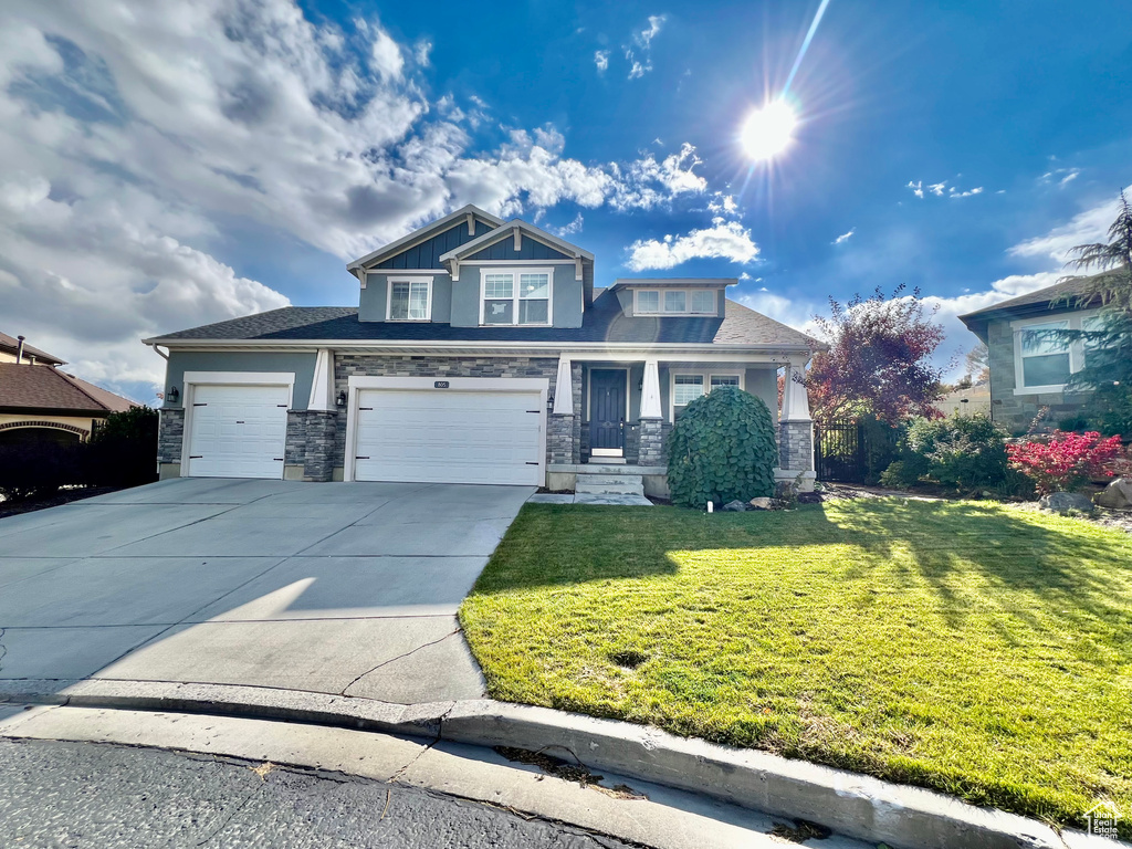 Craftsman house featuring a front yard