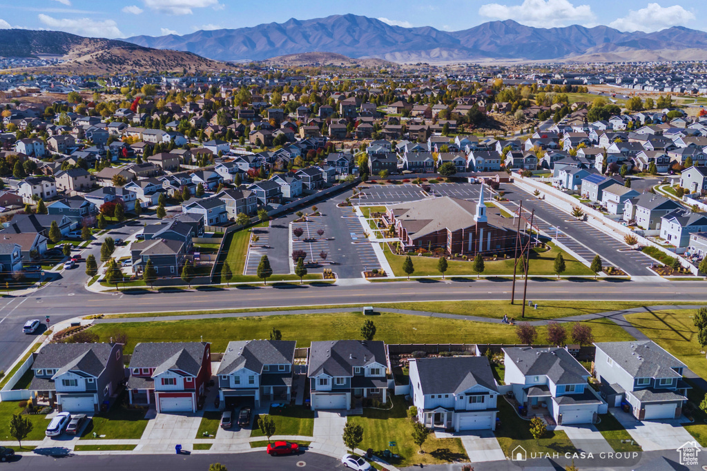 Aerial view with a mountain view