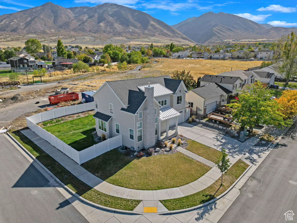 Bird\'s eye view with a mountain view