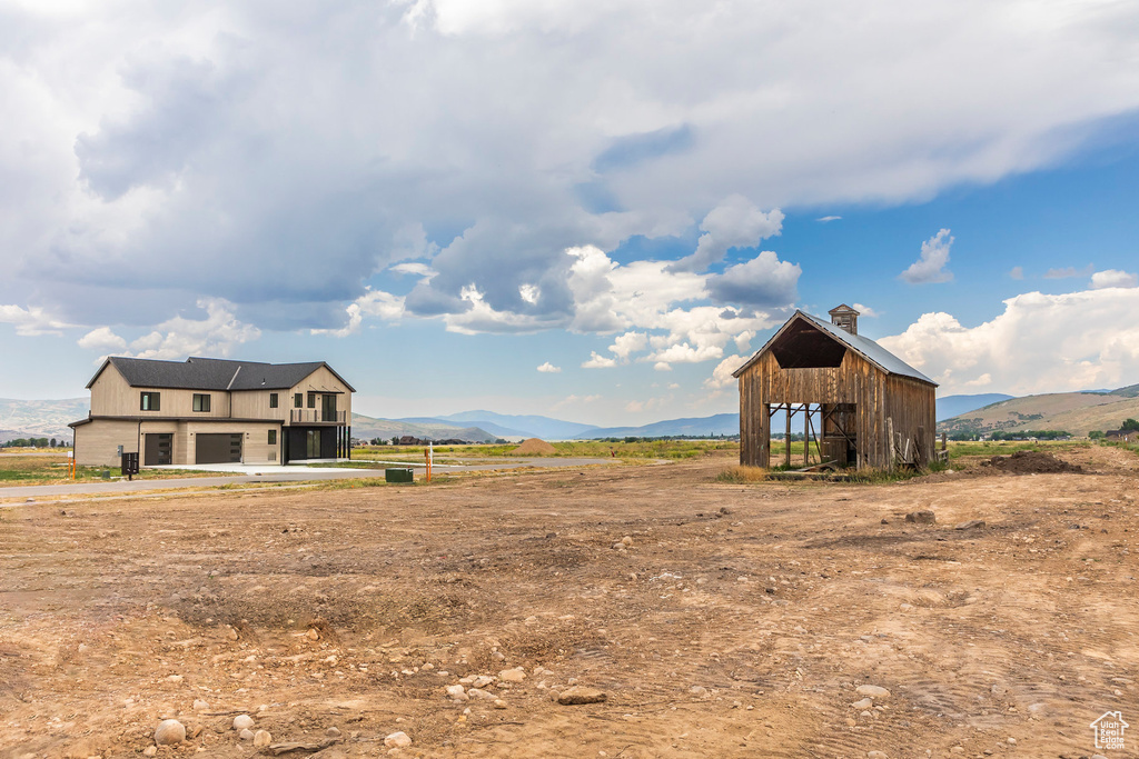 View of yard with a mountain view