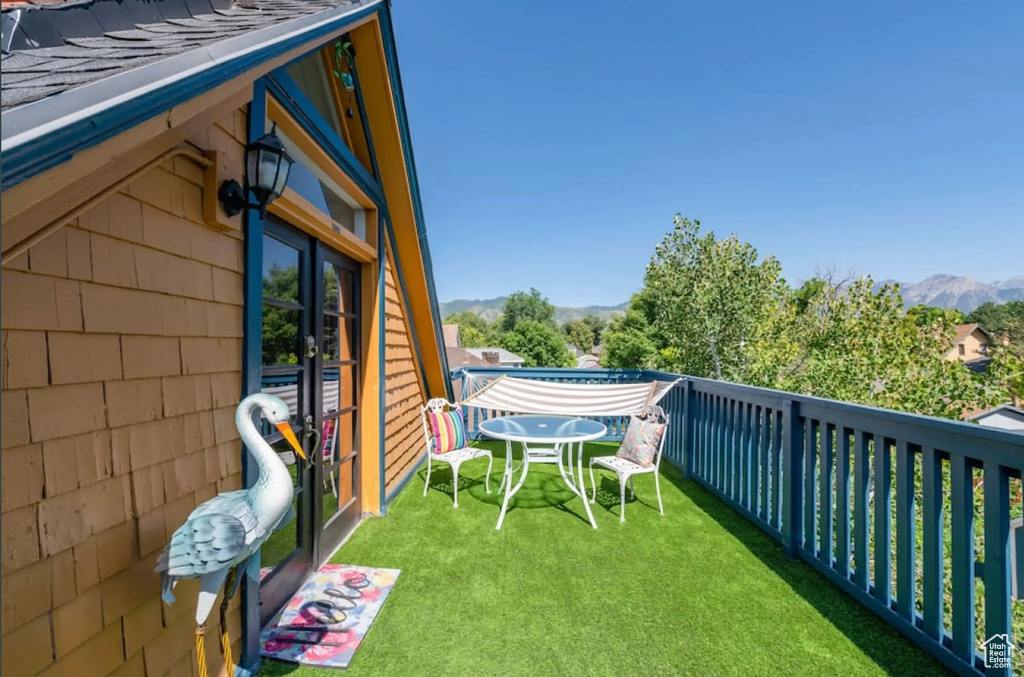 Balcony featuring a mountain view