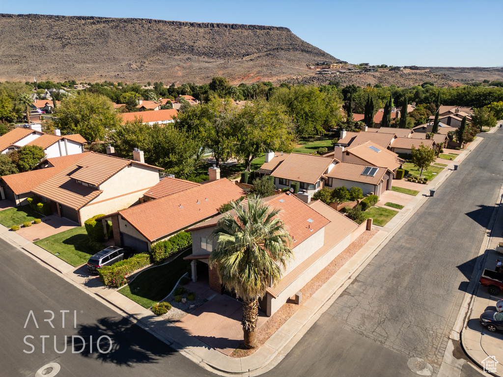 Aerial view with a mountain view