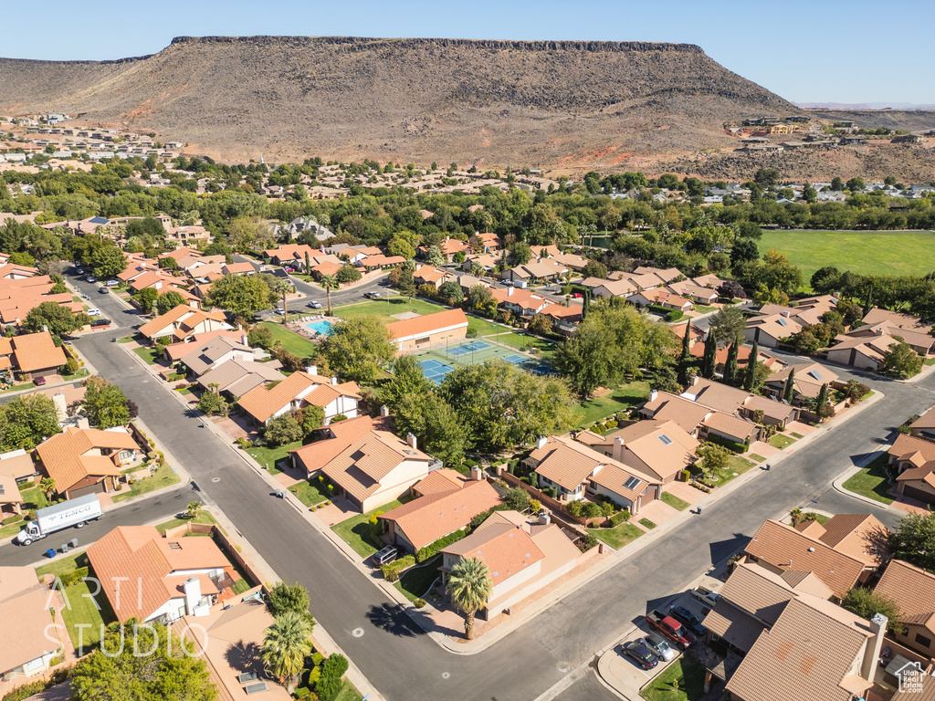 Aerial view with a mountain view