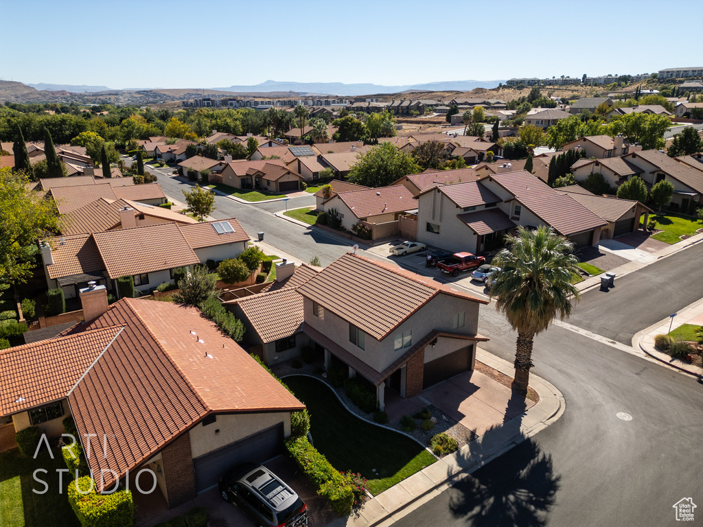 Aerial view with a mountain view