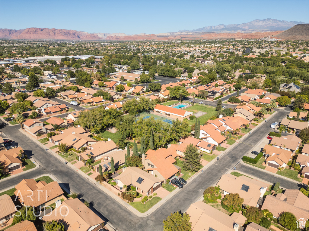 Aerial view with a mountain view