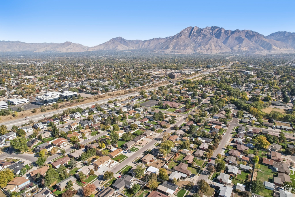 Drone / aerial view featuring a mountain view