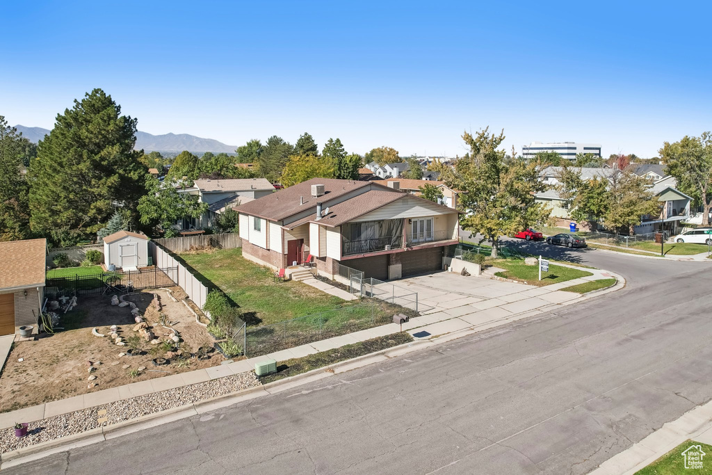 Birds eye view of property featuring a mountain view