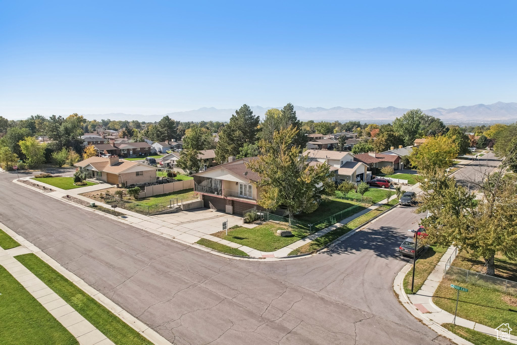 Birds eye view of property featuring a mountain view