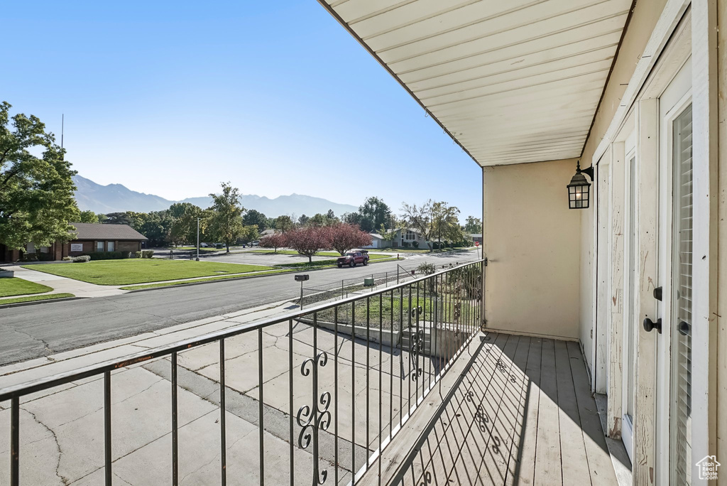 Balcony featuring a mountain view