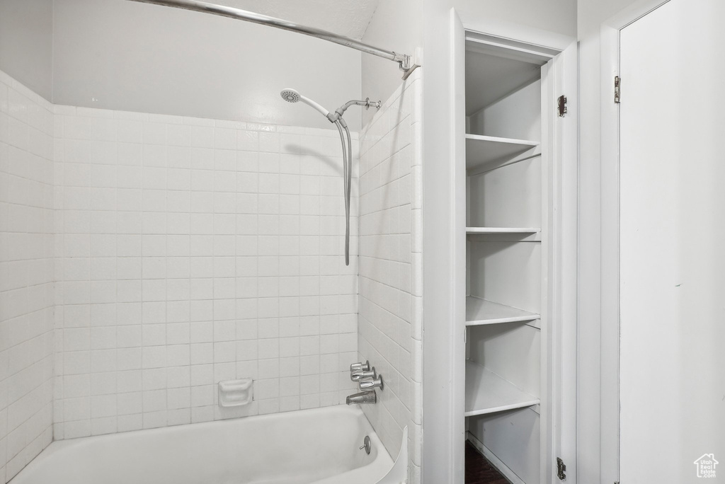 Bathroom featuring tiled shower / bath combo