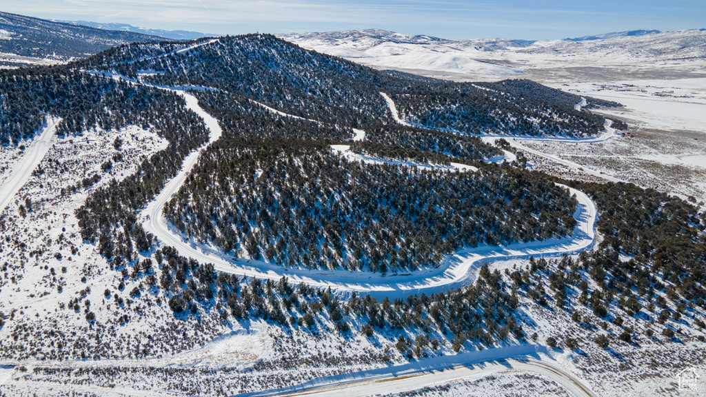 Snowy aerial view with a mountain view