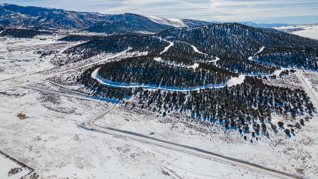 Snowy aerial view featuring a mountain view